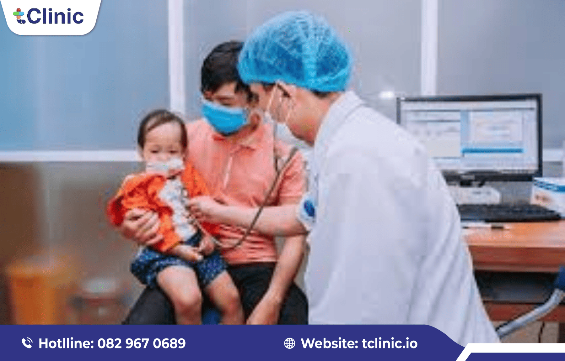 Bác sĩ kiểm tra sức khỏe và trao đổi với phụ huynh.