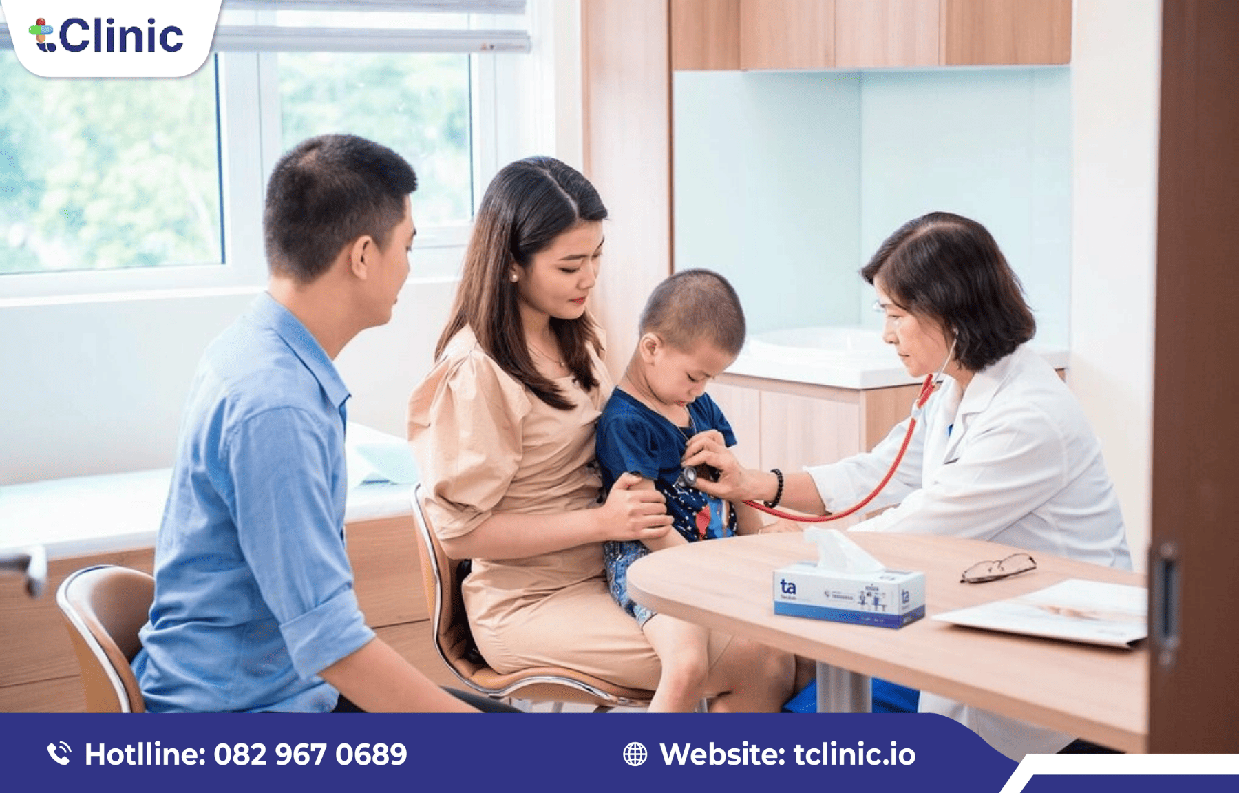 Bác sĩ thăm khám cho trẻ trong môi trường phòng khám chuyên nghiệp.