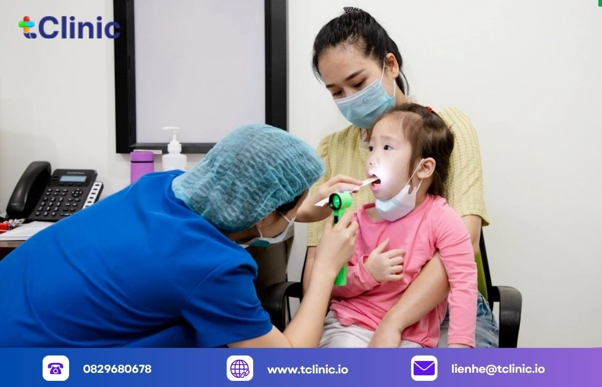 Tin tức 8 Bác sĩ kiểm tra miệng cho bệnh nhân nhi