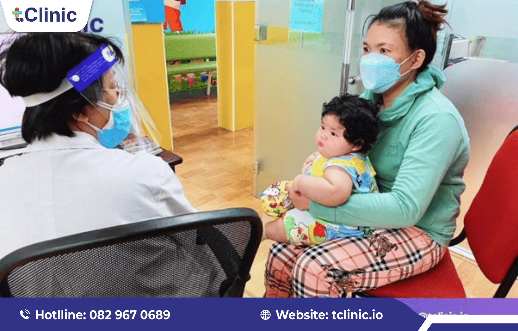 Lưu trữ hồ sơ bệnh án trẻ em trong phần mềm phòng khám nhi 2 Bác sĩ thực hiện thăm khám lâm sàng cho bệnh nhi.