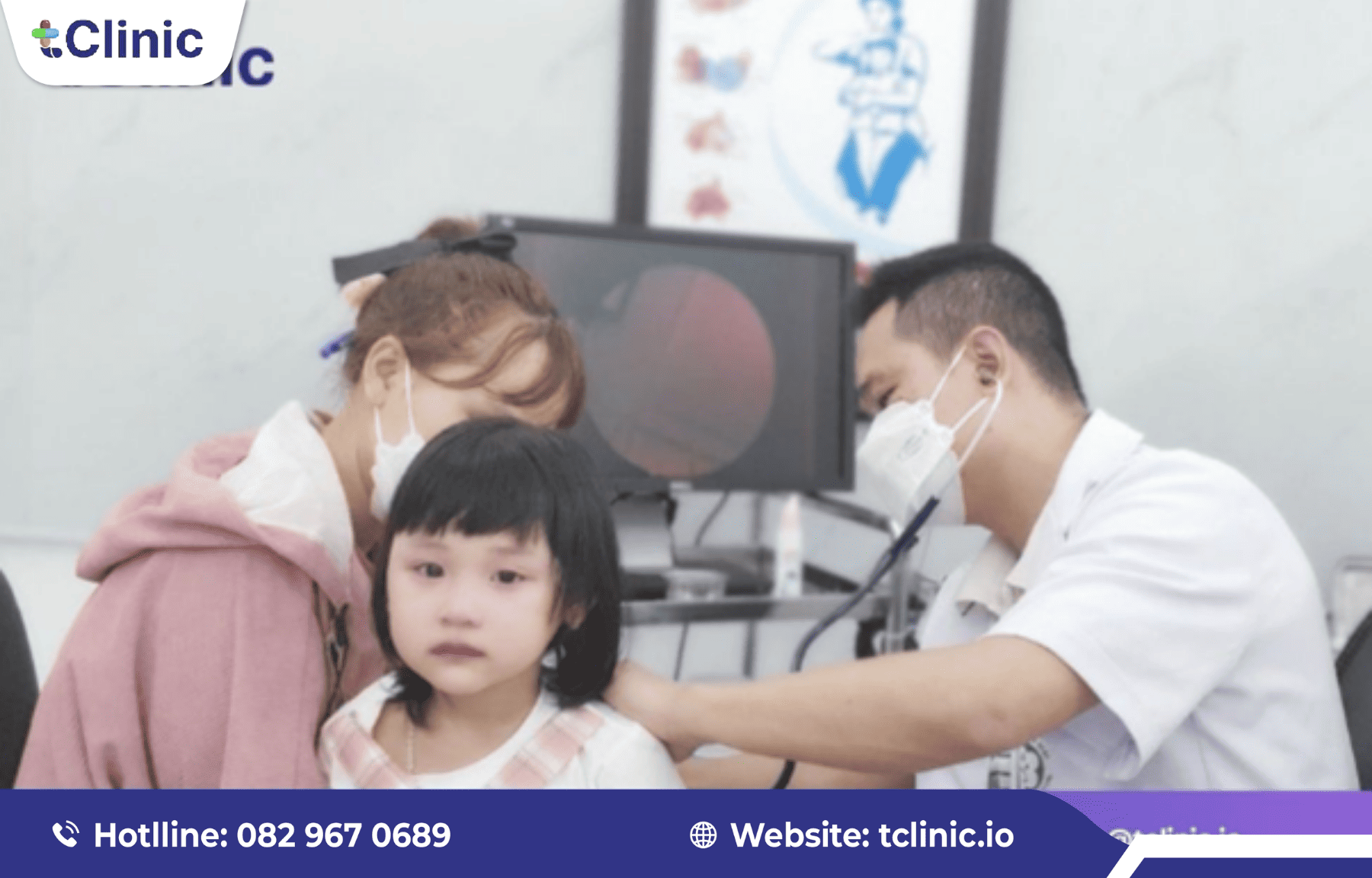 Lưu trữ hồ sơ bệnh án trẻ em trong phần mềm phòng khám nhi 3 Bác sĩ thực hiện kiểm tra hô hấp cho bệnh nhi tại phòng khám.
