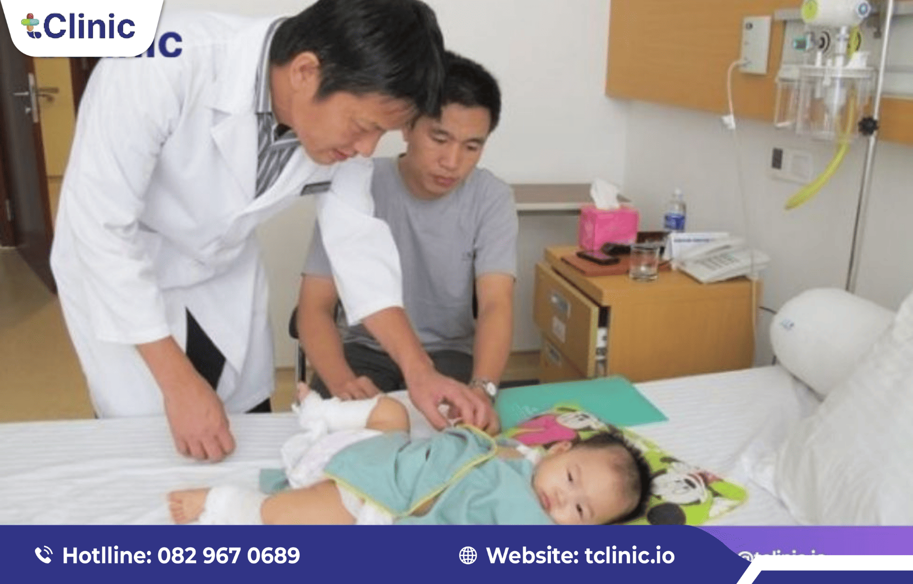 Lưu trữ hồ sơ bệnh án trẻ em trong phần mềm phòng khám nhi 1 Bác sĩ đang thăm khám cho bệnh nhi tại phòng khám.