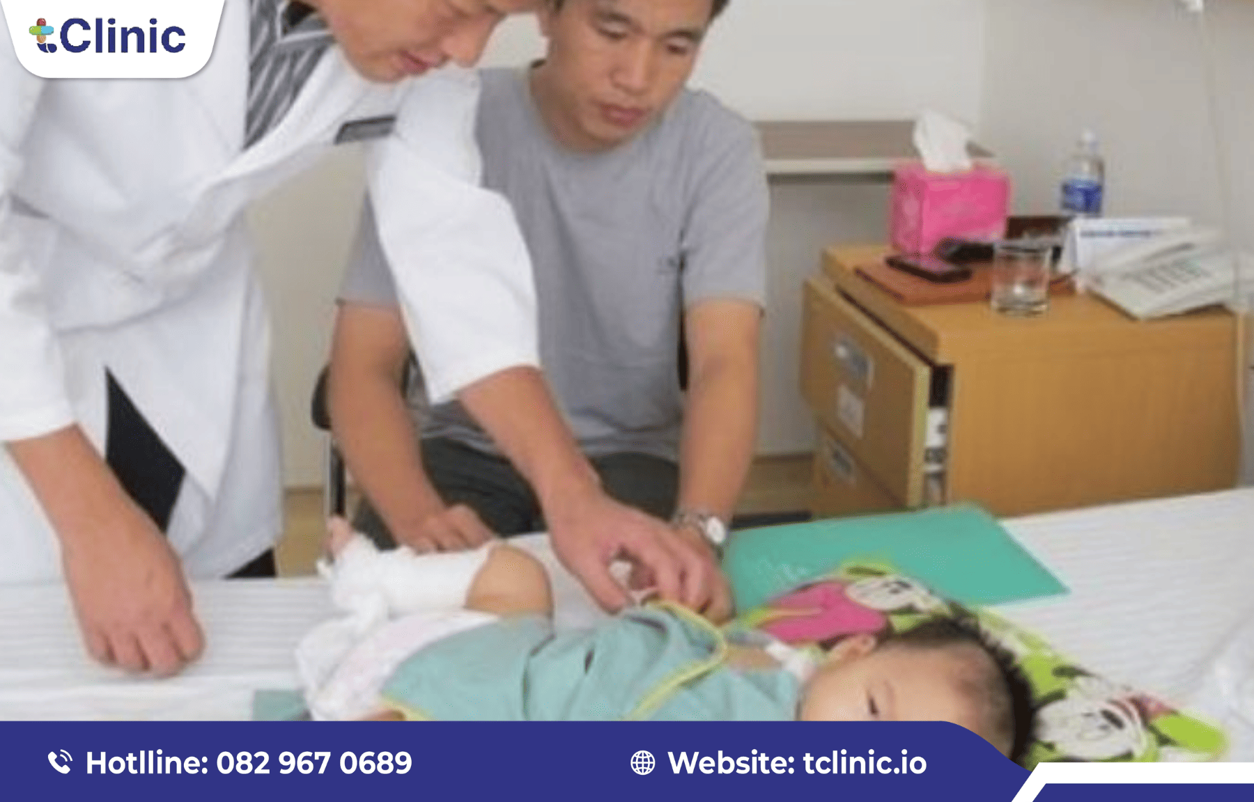 Bảo mật dữ liệu của trẻ em trong phần mềm quản lí phòng khám nhi 2 Bác sĩ kiểm tra sức khỏe và trao đổi với phụ huynh.