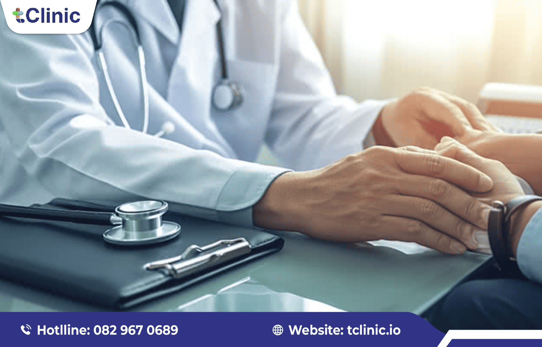Bác sĩ tận tâm thăm khám và tư vấn cho người bệnh.